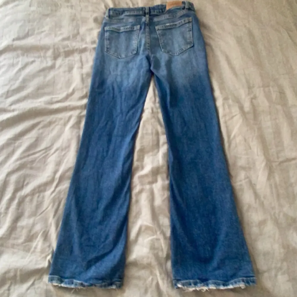 Blå, low waist jeans från Gina tricot. Nästan aldrig använda då de är lite små på mig och jag tappade bort kvittot. Köpta för ca 300 kr men säljer för 75 inlusive frakt, pris kan diskuteras🤗. Jeans & Byxor.
