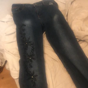 Jeans med jätte fin blomster detalj  - Ett par jeans med jätte fin blomster detalj knappt använda då dem är för stora i bra skick! 
