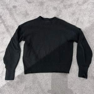 En svart stickad tröja från Bik bok. Fint skick men ser inte ny ut. Säljer då den inte kommer till användning🙌🏻storlek XS