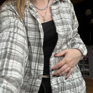 Skjorta gina tricot  - Skjorta från Gina tricot med rutigt mönster 🤍 fint skick!
