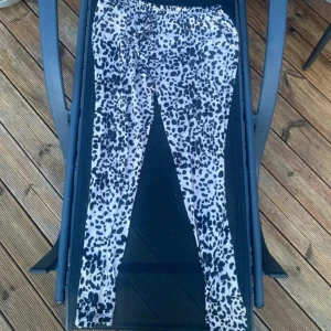 Tunna byxor i djurmönster  - Tunna byxor i djurmönster. Perfekta på våren och sommaren. Mjuka. Från st tropez st m. Knyte i midjan. 