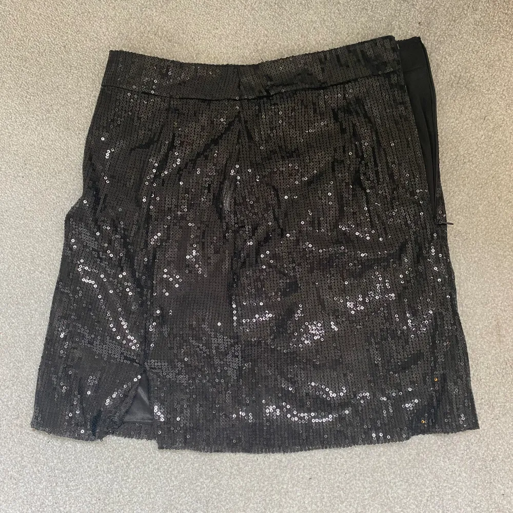 Mini kjol från Bik Bok med paljetter. Perfekt skick, dragkedja i sidan och liten slits.. Kjolar.
