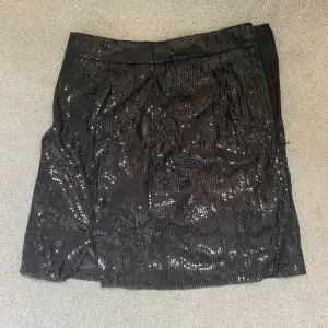 Mini kjol från Bik Bok med paljetter. Perfekt skick, dragkedja i sidan och liten slits.