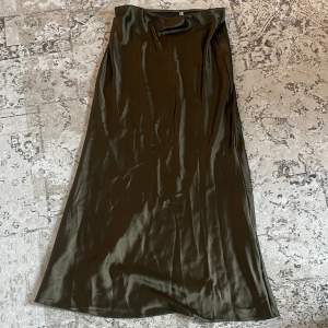 Olivgrön kjol från asos, aldrig använd💕
