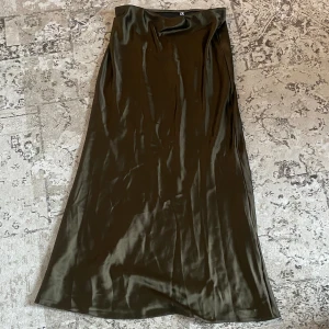 Kjol - Olivgrön kjol från asos, aldrig använd💕