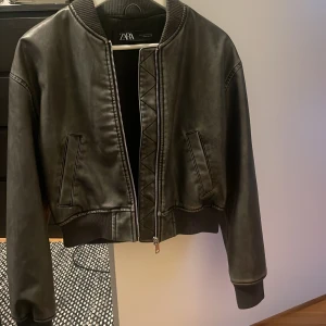 Zara bomberjacka - Säljer min fina trendiga slutsålda  bomber jacka från zara i Strl S.  Endast testad! Pågrund av har en liknade. Skriv vid intresse eller fler bilder.❤️Nypris 700kr 
