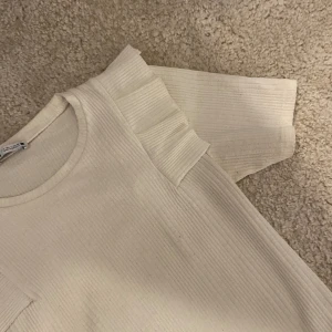 T-shirt - Säljer denna lite finare T-shirt från zara då den inte kommer till användning. Skicket är bra för jag endast använt fåtal gånger. Pris kan diskuteras och för bilder på skriv privat!🤍
