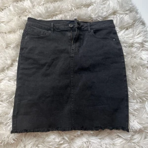 Jeans kjol - Super snygg och skön kjol, sitter inte åt och har ett töjbart material. Den är i st L men funkar bra på M oxå☺️