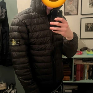 Svart Stone island puffer jacket  - Svart Stone island puffer jacket size M helt ny tags finns kvar och qr kod, pris kan diskuteras 