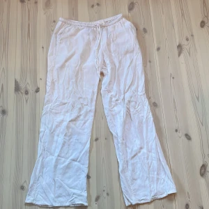 Linnebyxor  - Super fina linnebyxor från Hm🤍 Bara använda ett fåtal gånger och köpta här på Plick!  Kommer att strykas innan de skickas😉