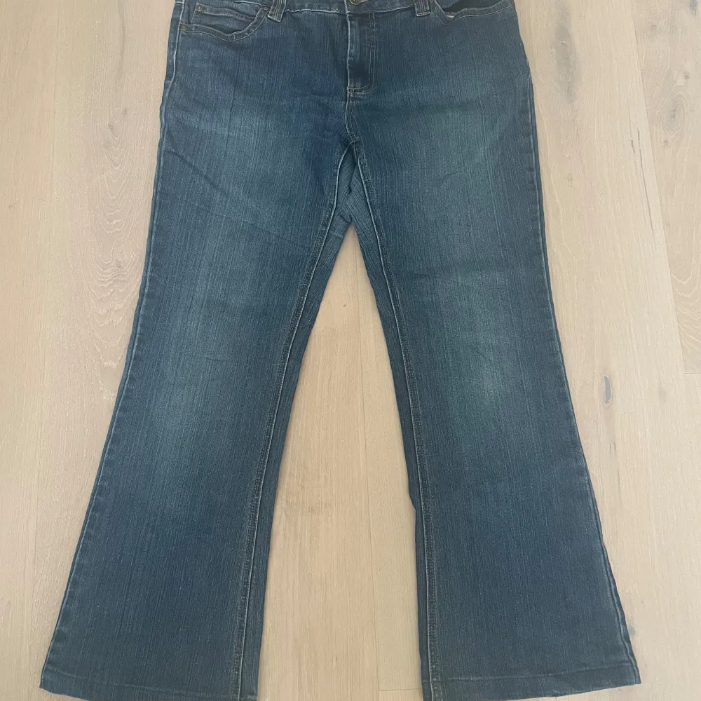 Bootcut jeans med snygga detaljer på bakfickorna! ☀️. Jeans & Byxor.