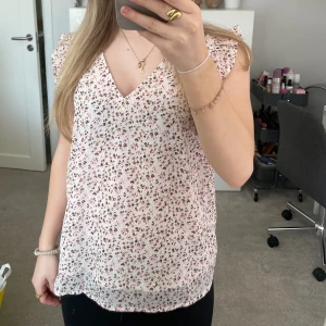 Blus - Säljer nu min blus från only som är i nyskick endast andvänd en gång, den är i storlek xs. Skriv om ni har några frågor!