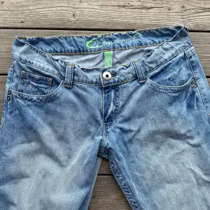 Jättefina lågmidjade esprit jeans i fint skick med unik brodering på fickorna. Storlek W30 så passar nog runt s/m. 
