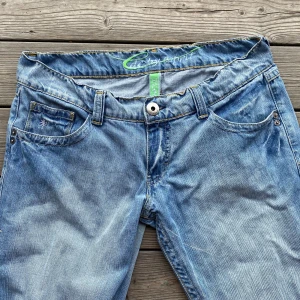 Vintage esprit lågmidjade jeans - Jättefina lågmidjade esprit jeans i fint skick med unik brodering på fickorna. Storlek W30 så passar nog runt s/m. 