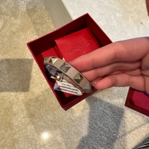 Valentino armband - Jättefint valentino armband i nyskick!