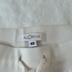 Alobha label linnebyxor - Säljer mina supersnygga linnebyxor från alobha label!! Helt oanvända då de tyvärr är för stora för mig😔😔 Nypris 899 och de är slutsålda just nu❤️❤️