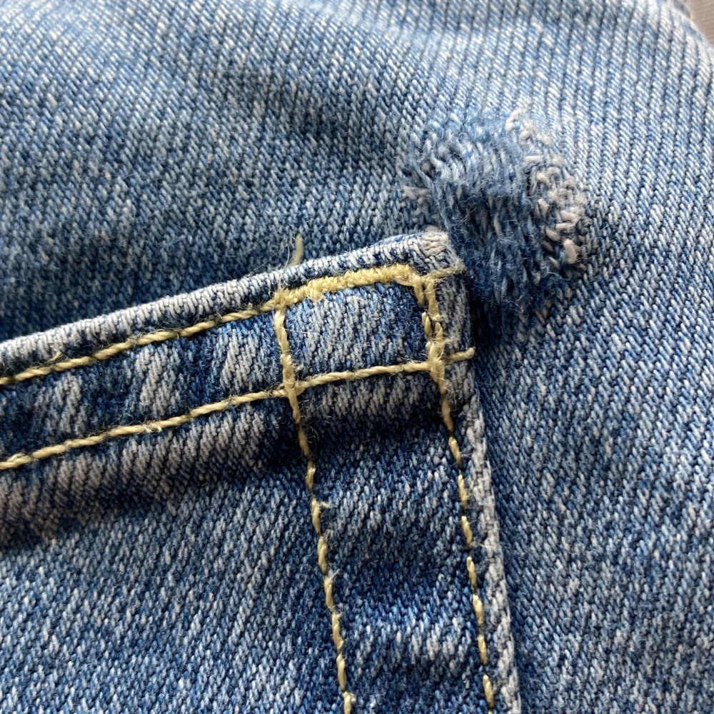 Blå jeans från h&m nästan aldrig använda så dom är som nya de har ett litet hål vid en av backfickorna men det går änkelt att laga och det syns knappt. Jeans & Byxor.