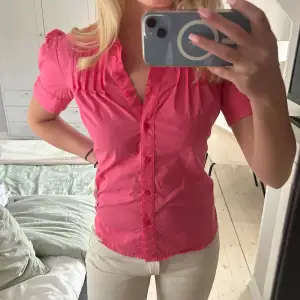 Säljer denna så härliga rosa blus/skjorta i storlek 34 perfekt till sommaren🩷🩷