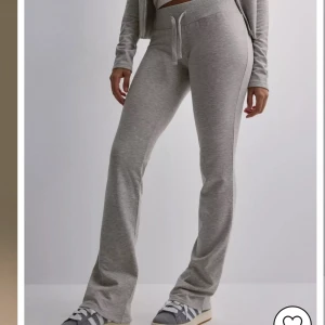 Grå mjukisbyxor  - Gråa mjukisbyxor från Nelly med Lågmidja. Använda en gång. Nypris 349