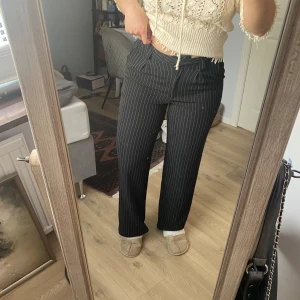 Randiga kostymbyxor - Randiga kostymbyxor använda 3 gånger och i jättebra skick!! 