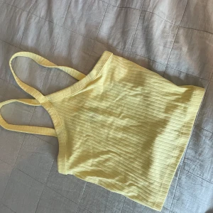 Gul top - Söt gul top, aldrig använd passar xs-M💛