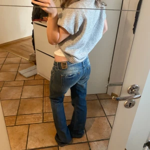 Lågmidjade Bootcut jeans - Supersnygga lågmidjade jeans från Bigstar. Midjemått:43cm x 2 Innerbenslängd: 84cm  Lårbredd rakt över:25cm  Bilderna är på min kompis som är ca 165-166 cm🌟❤️