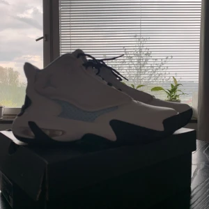Jordan Max Aura 4 (gs) - Storlek 38 White/Ice blue-black Köpte på JD Säljer då de inte kommit till användning. Används 2 gånger. Jättefina vår/sommar skor