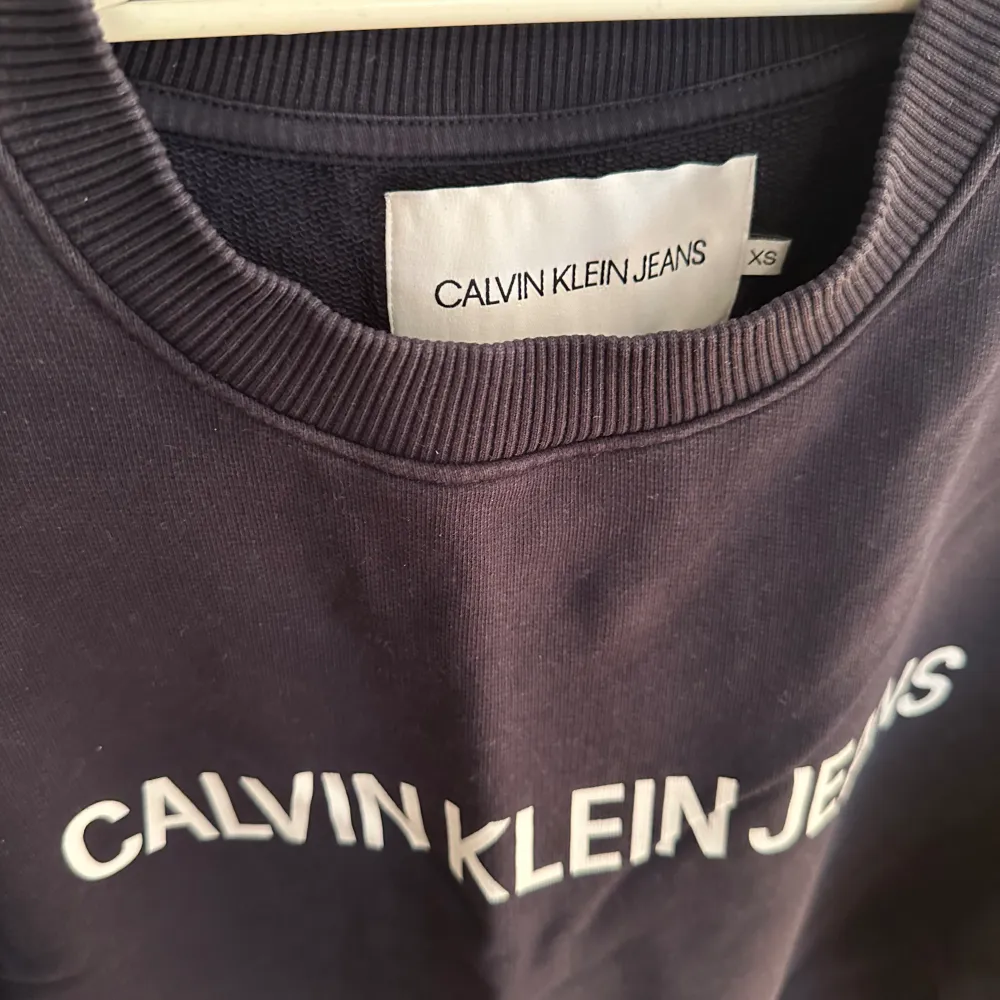 Calvin Klein crew neck i marin blå som är knappt använd och befinner sig i ett väldigt fint skick. Storleken på tröjan är Xs men den passar även S då den är lite stor i Storleken.. Hoodies.