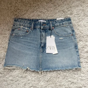 Lågmidjad jeanskjol - Helt ny lågmidjad jeans kjol! Passar S lika bra❤️ köpt för ca 400