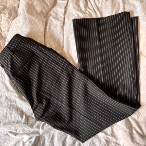 Kostymbyxor  - Säljer dessa fina randiga kostymbyxor i storlek 38 då de blivit förstora. Använda ett fåtal gånger därav väldigt bra skick! 