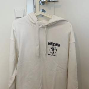 Helt ny moschino hoodie etiketterna finns kvar, kvitto finns. Storlek 46 motsvarar S. Stor i Storleken passar M. Köpt från Miinto