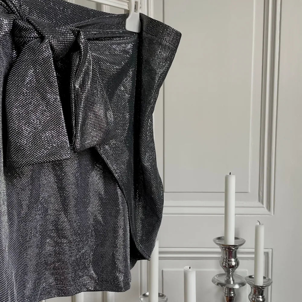 Supersnygg silver/svart metallic kjol som knyts snett framtill för lite edge. Ascool, och i nyskick. 🩶. Kjolar.