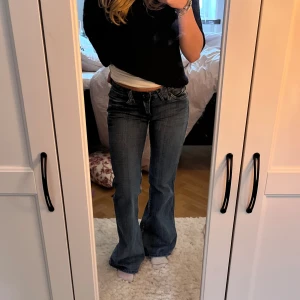 Bootcut jeans - Ett par jättesnygga lågmidjade bootcutjeans  som inte kommit till användning. De är ganska stretchiga och sitter bra runt midjan (inget glapp)❤️storlek 27 men passar även 26-25❤️