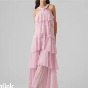Söker denna klänningen ifrån vmfelicia i storlek XS💘 skriv om du hade kunnat tänka sälja den☺️