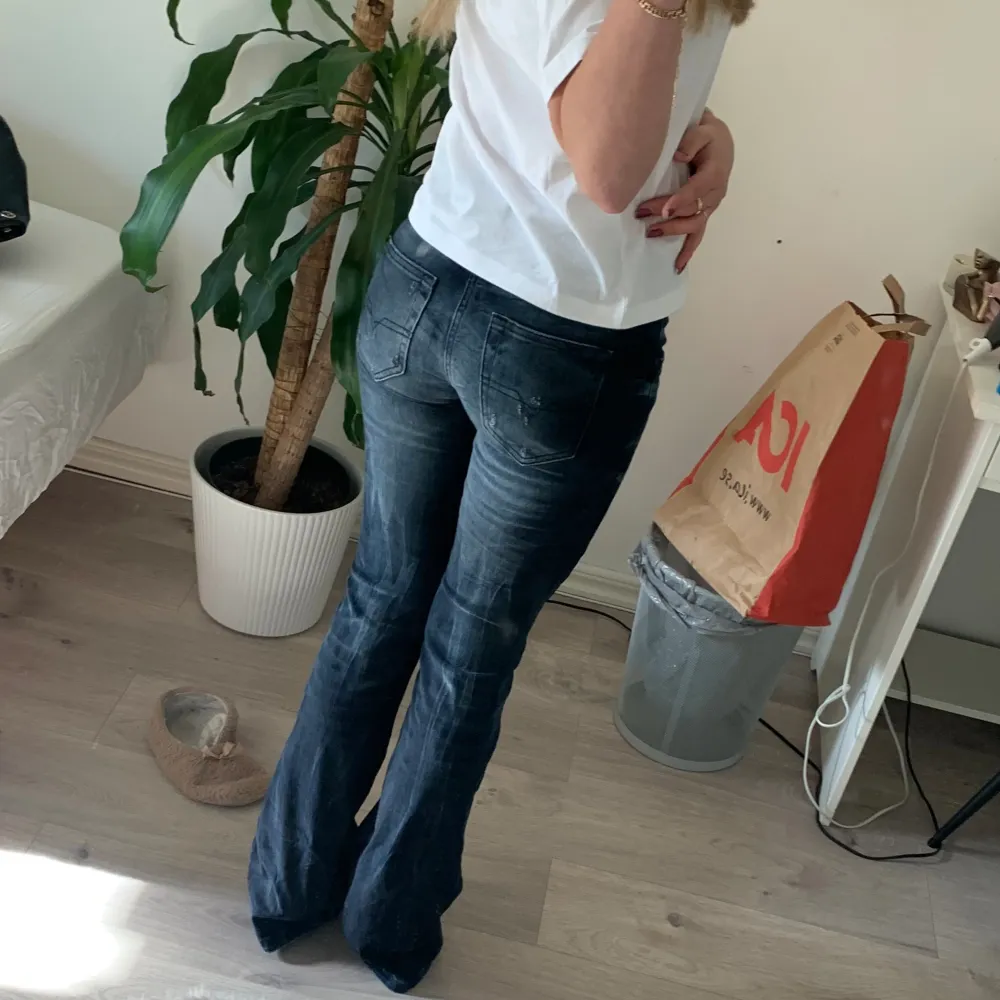 Supersnygga jeans som tyvärr är alldels för långa för mig. Jag är 158 cm, skulle säga att de passar någon runt 170🥰 Midjemåttet är ca 34cm rakt över och innerbenslängden 82cm, men relativt strechiga!. Jeans & Byxor.
