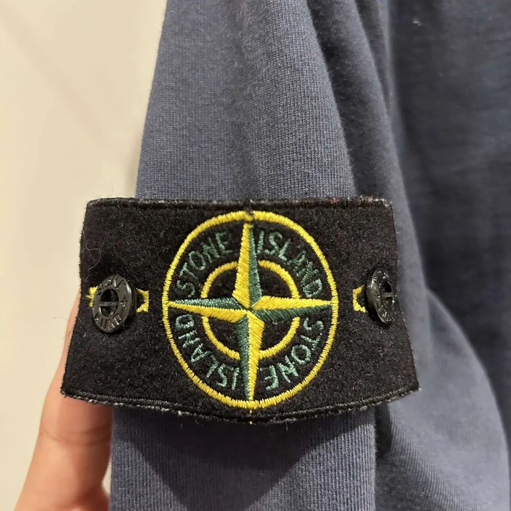 Stone island sweatshirt i storlek S, bra skick 8/10, hör av er vid fler frågor. . Neuletakit & Villapaidat.