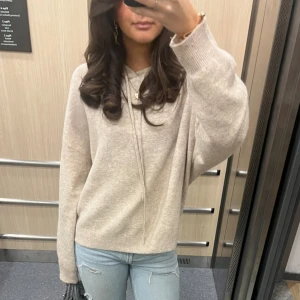 Stickad hoodie  - Kashmir liknande hoodie fårn Lindex! Brukar ofta vara slut i lager o h är i super bra skick!