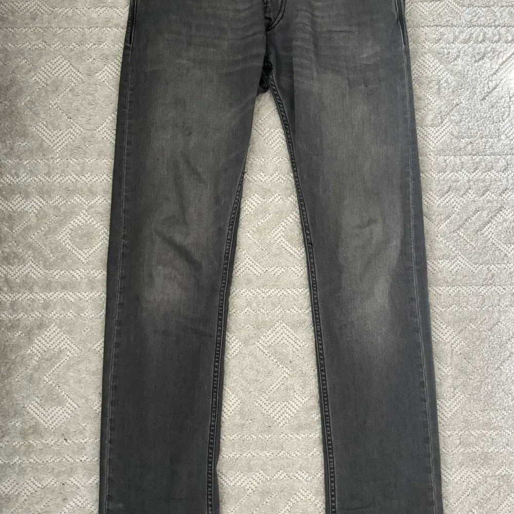 Tja säljer dessa feta replay jeans inge defekter och bra skick nypris kring 1600kr mitt pris 499kr. Jeans & Byxor.