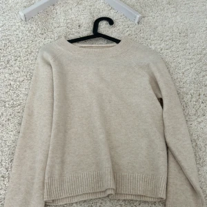 Stickad tröja  - ”Stickad” vit/beige tröja, oanvänd!
