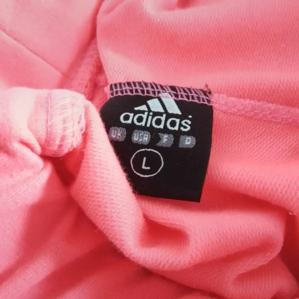 Säljer ett par Adidas shorts i mycket bra skick från Adidas. Använda fåtal gånger. Säljer då dem inte kommer till användning. Dem är i storlek L men jag tycker att dem är som M. Säljer dem för 60kr! . Sport & träning.