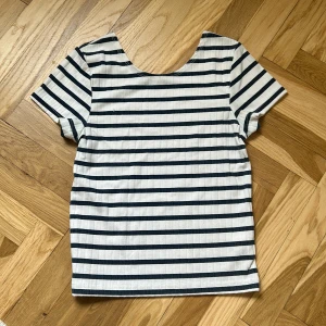 Top - Randig top från Bik bok, stl M.
