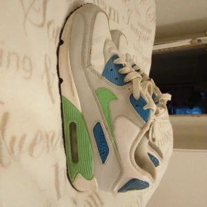 Nike Air Max skor - Säljer ett par Nike skor i strl 38,5. Dessa är i bra skick, lite slitet inne vid hälen men inget som stör! Säljer dessa för 70kr! 