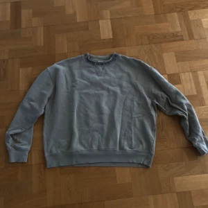 Acne studios crewneck - Acne studios tröja köpt för några år sedan. Size XS, sitter som S Skick: välanvänd, flera tecken på användning (se bild: slitage, hål) Färg: Ljusbrun Köpare står för frakt