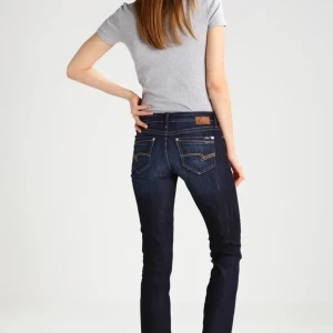 Mavi jeans  - Storlke 28/29, bra i längden på mig som är 173. Använda mycket men inga större skador. Har gjort en liten slit nere på jeansen. Ordinarie pris 629.