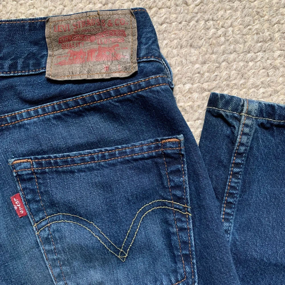 Lågmidjade och utsvängda jeans från Levis i superskick! Hittar inga slitningar eller defekter. Väldigt sällan använda pga att de inte passar mig i storleken. Storleken är svår att avläsa (bild 4), men måtten är: Midja: 84 cm, Innerbenslängd: 79 cm. Jeans & Byxor.