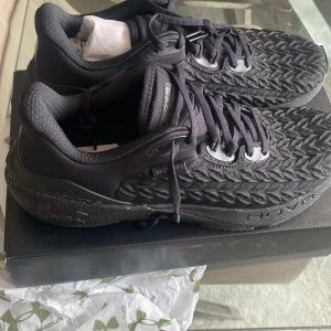 under armour skor  - hej vill sälja mina under armour skor som jag köpte igår 4 maj dom va på rea och jag fick tag på dom sista do kostar 1700 ny pris men säljer för  750kr jag köpte 3 par skor och vill sälja den dom är vattentäta  stl:44.5 passar mig som 15 åring.