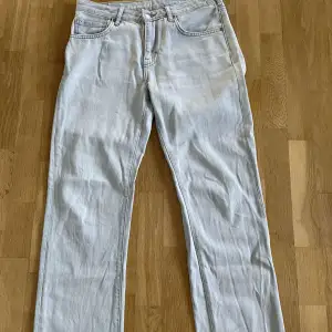 Supersnygga jeans från bikbok i storlek 29. Dom är i 32 i längden och passar bra till mig som är 168. Säljer för att dom tyvärr är för stora. Köpte för 600 kr men säljer för 200 kr. Skriv för fler bilder eller mått. 