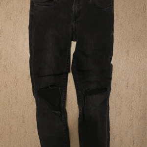 Jeans  - Ett par jeans som är ankellånga med hål på knäna i storlek S, aldrig använda så i ny skick & finns inget att anmärka på. 