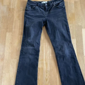 Lågmidjade bootcut jeans  - Passar perfekt i längd för mig som är 168. Säljer för att dom tyvärr är för stora. Har inga fläckar eller defekter. Skriv för fler bilder eller mått.