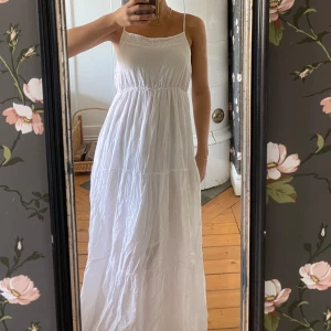 Långklänning  - Superfin långklänning köpt secondhand! Går hela vägen ned på mig som är 165 